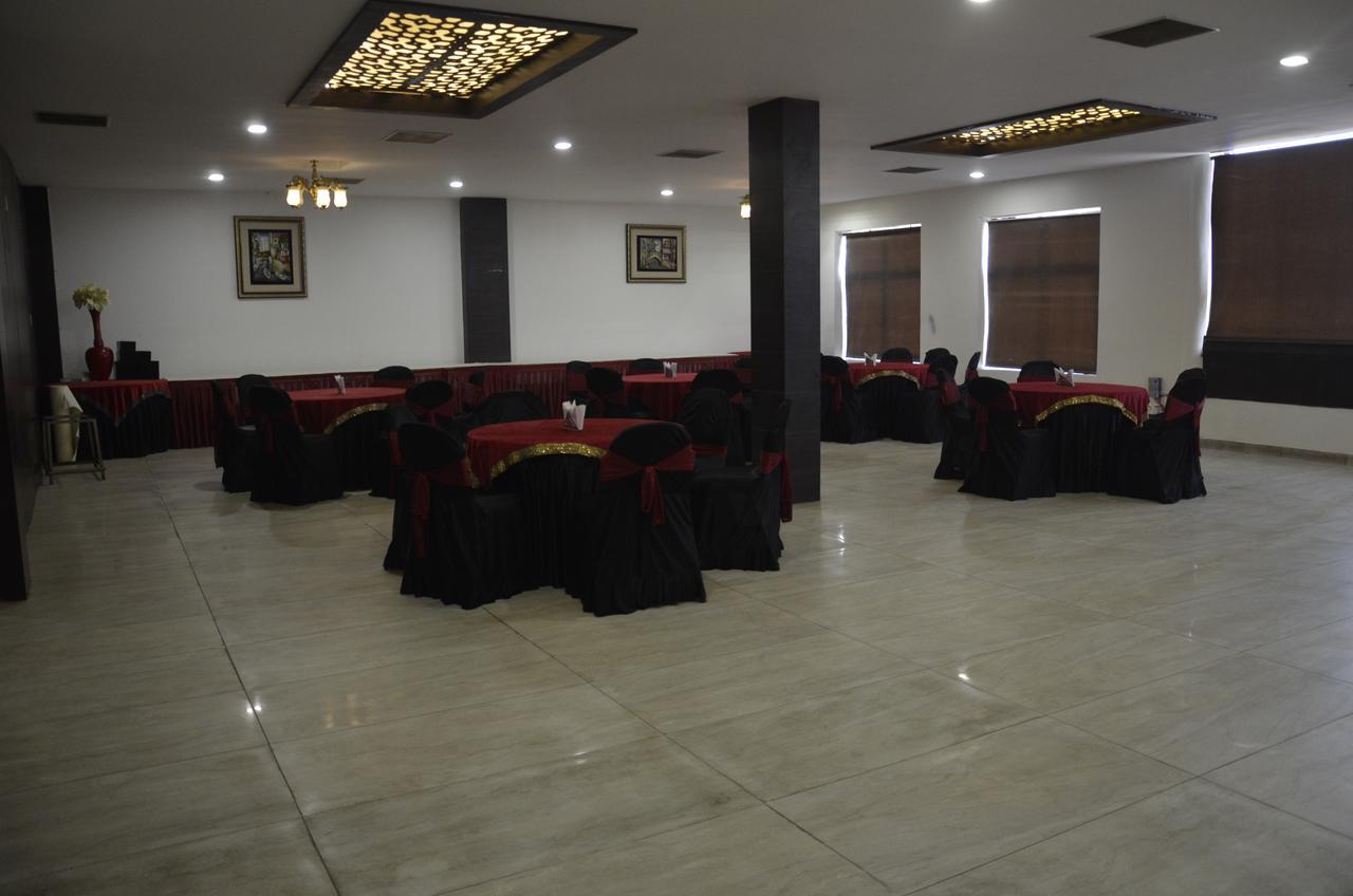 Oyo 1358 Hotel Crossroad Lucknow Exterior foto